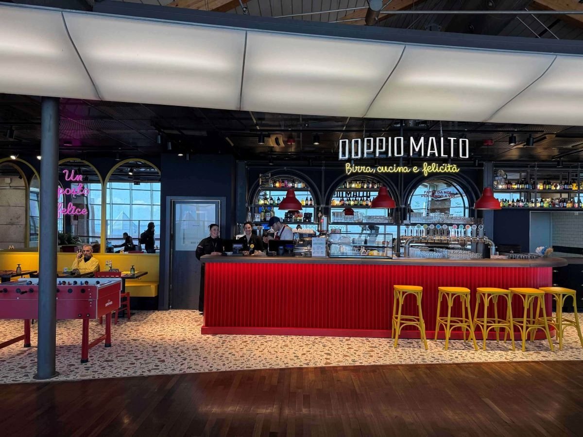 Il bancone del nuovo Doppio Malto all'interno dell'Aeroporto di Venezia Il bancone del nuovo Doppio Malto all'interno dell'Aeroporto di Venezia