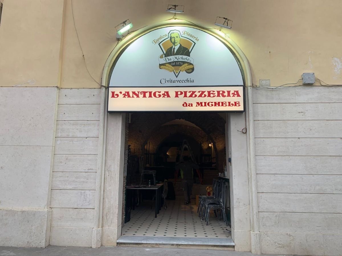 L'ingresso di uno dei nuovi locali di Antica Pizzeria Da Michele L'ingresso di uno dei nuovi locali di Antica Pizzeria Da Michele