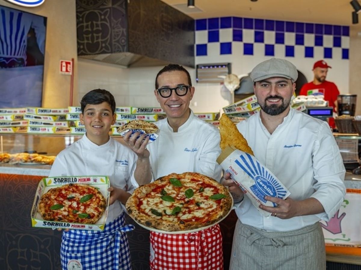 Gino Sorbillo, al centro, all'interno dell'omonima pizzeria nella Terrazza di Roma Termini