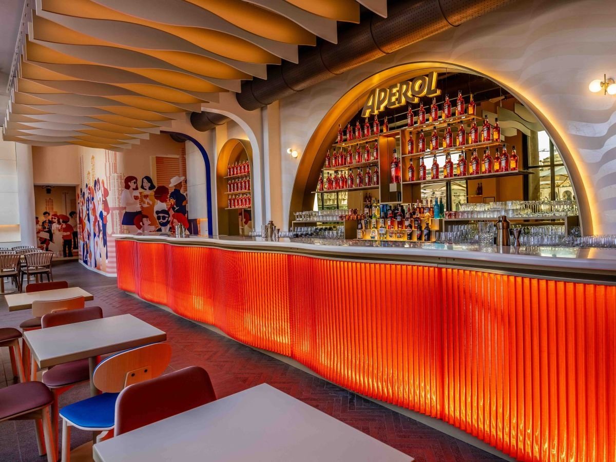 L'interno della rinnovata Terrazza Aperol a Milano