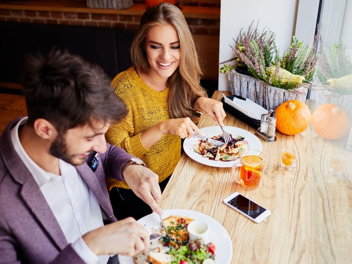 La colazione prende quota nelle bio di Tinder: +4,5% a fronte di una riduzione del -16,5% dell'aperitivo. 