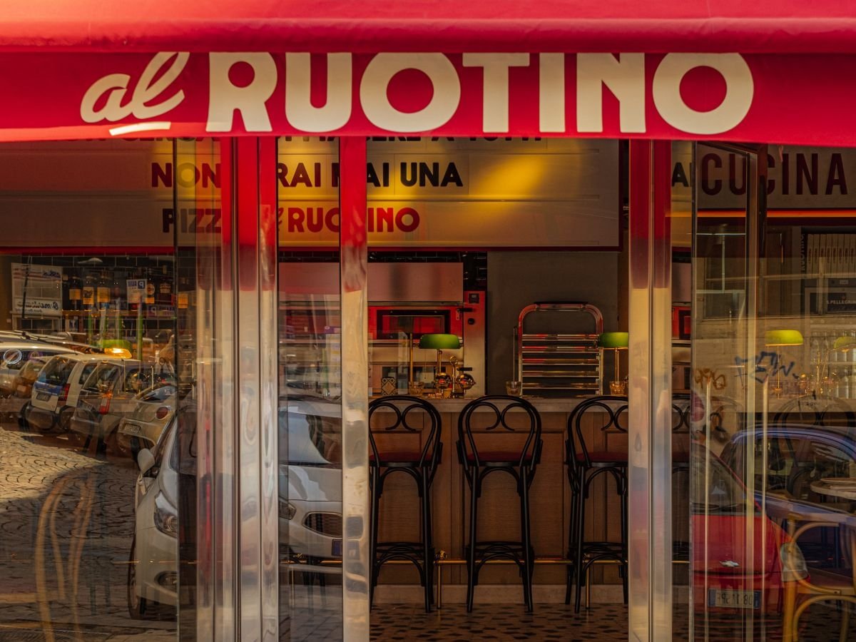 L'ingresso di uno dei due punti vendita di Al Ruotino L'ingresso di uno dei due punti vendita di Al Ruotino