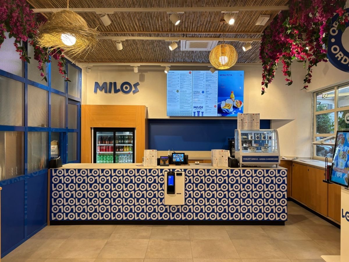 Il bancone principale di Milos Greek Food