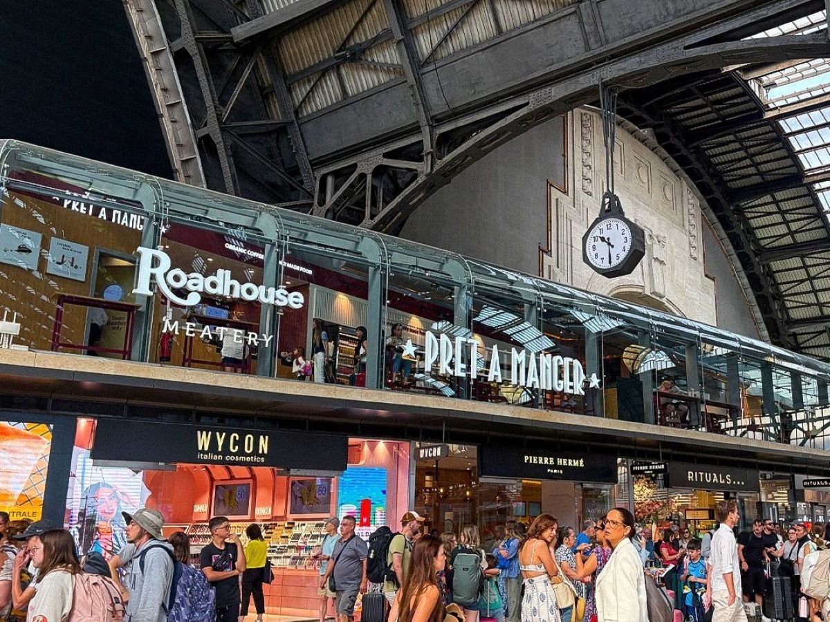 Il mezzanino fronte binari della Stazione Centrale di Milano