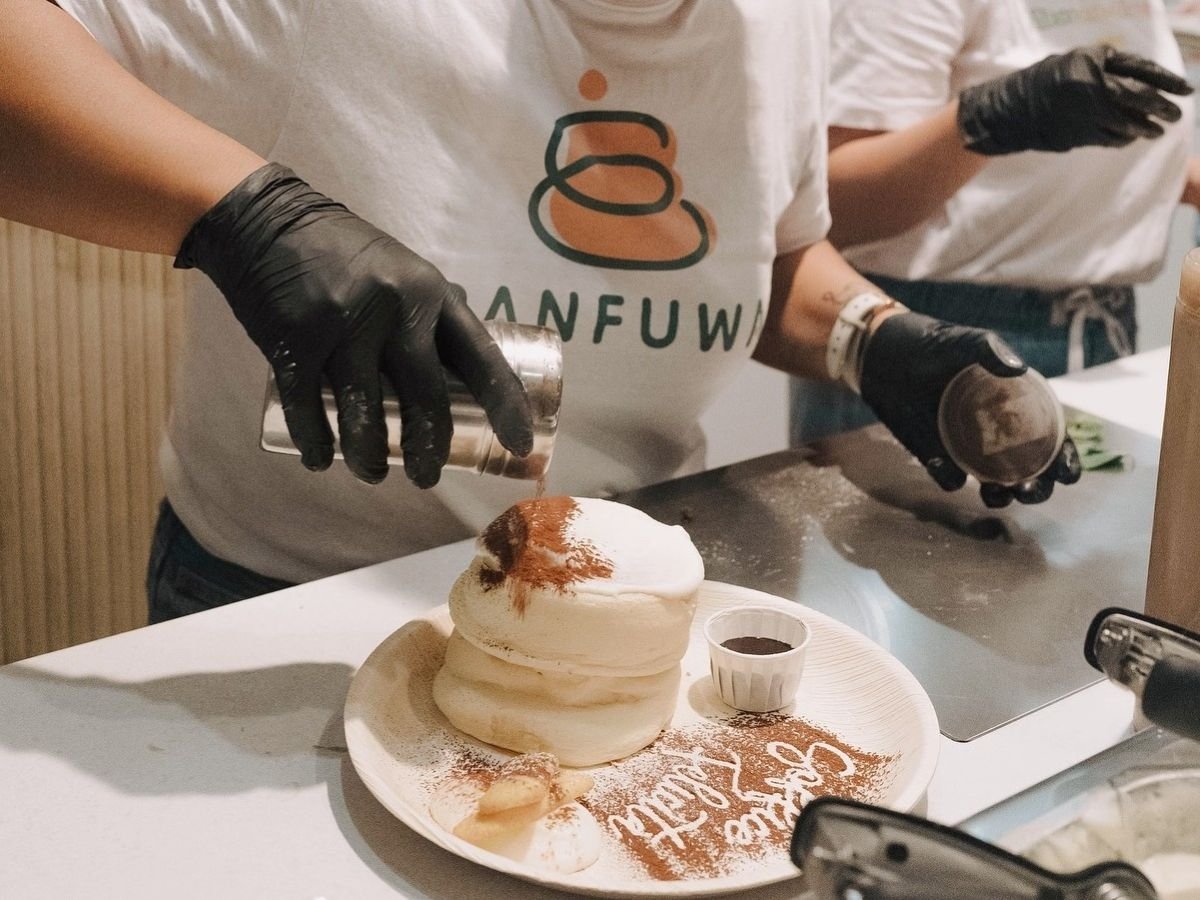 Un fluffly pancake giapponese in preparazione da Panfuwa Un fluffly pancake giapponese in preparazione da Panfuwa