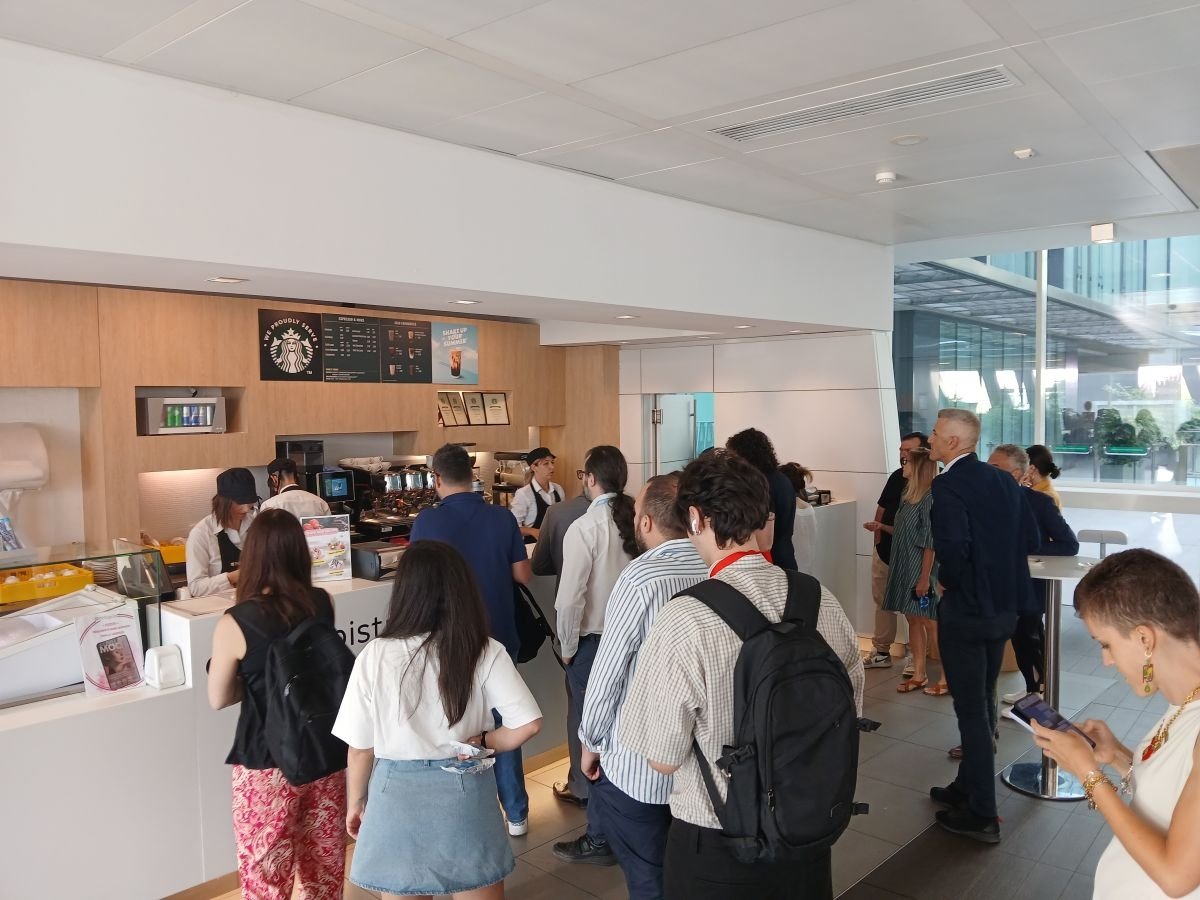 Il nuovo angolo caffetteria creato dalla partnership fra Nestlé Professional e Pellegrini negli uffici Dentsu a Milano Il nuovo angolo caffetteria creato dalla partnership fra Nestlé Professional e Pellegrini negli uffici Dentsu a Milano