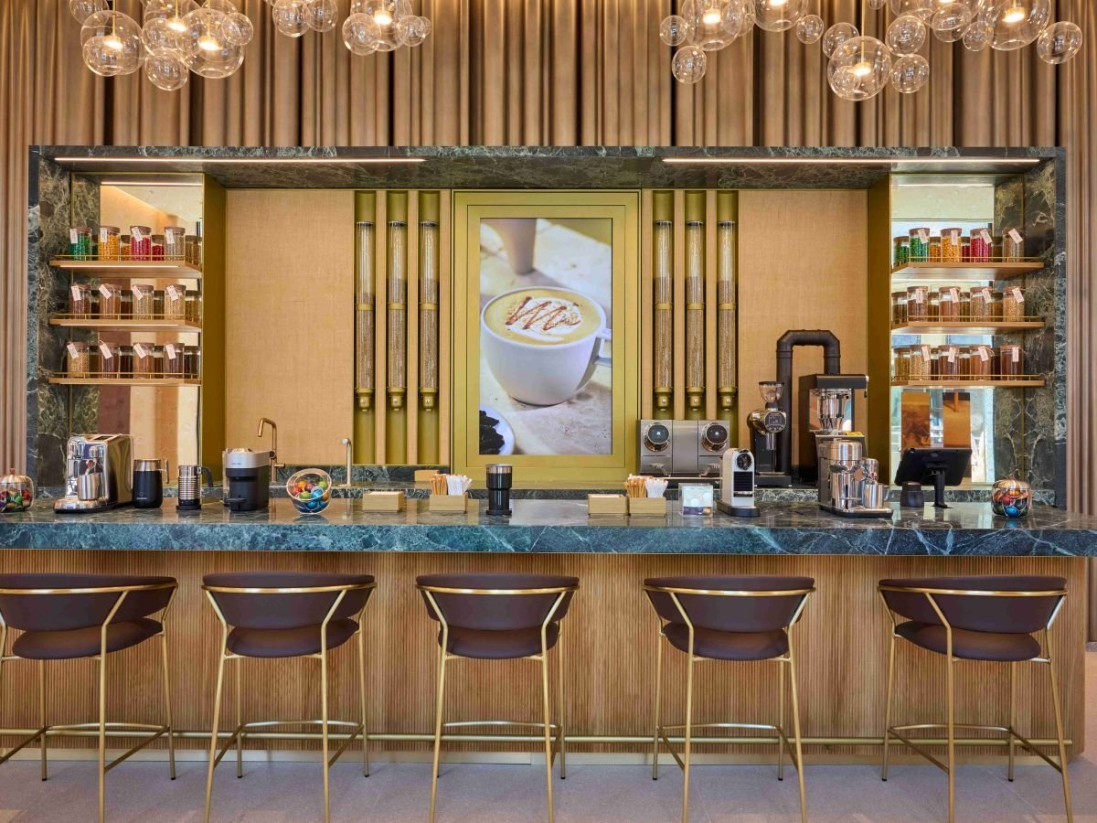 Il bancone del nuovo Nespresso Bar a Milano Il bancone del nuovo Nespresso Bar a Milano