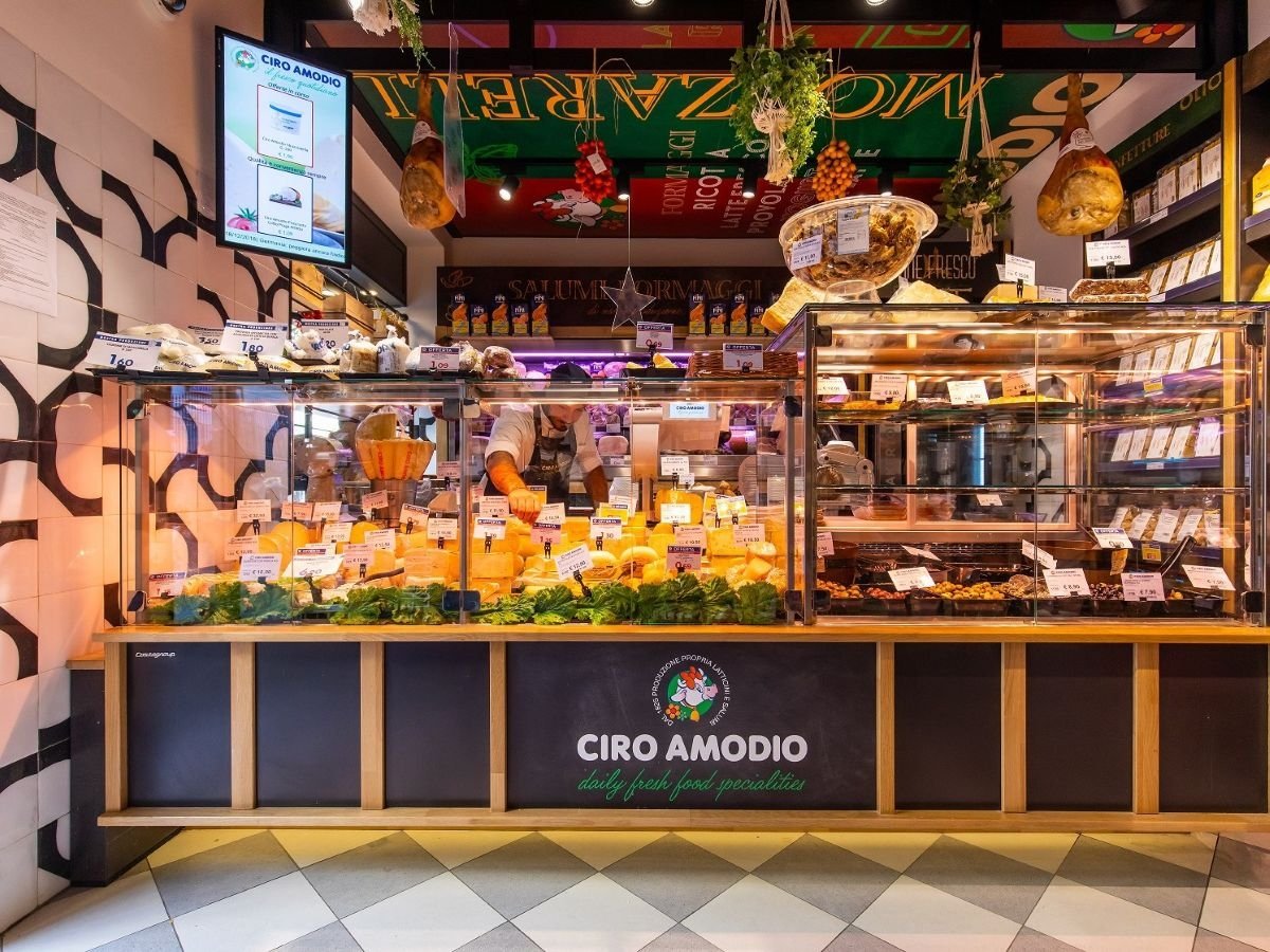 Il banco alimentare di un punto vendita Ciro Amodio Il banco alimentare di un punto vendita Ciro Amodio