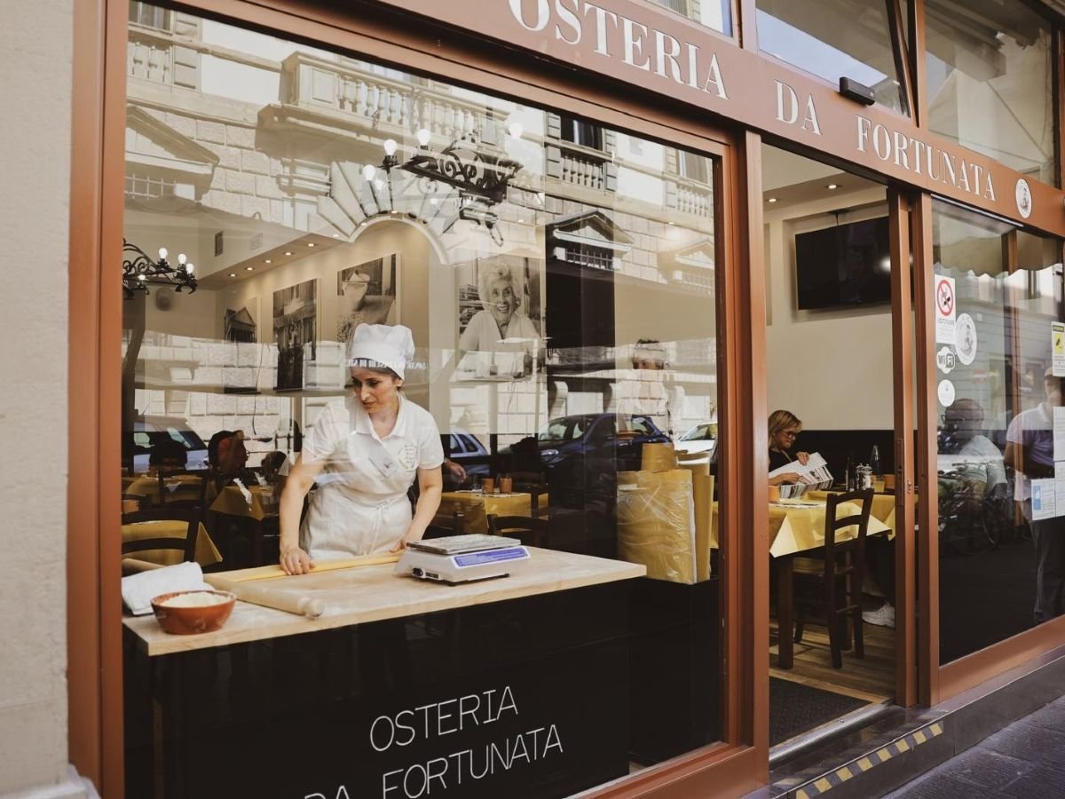 La vetrina con la lavorazione della pasta a vista, marchio di fabbrica di Fortunata anche a Firezne La vetrina con la lavorazione della pasta a vista, marchio di fabbrica di Fortunata anche a Firezne