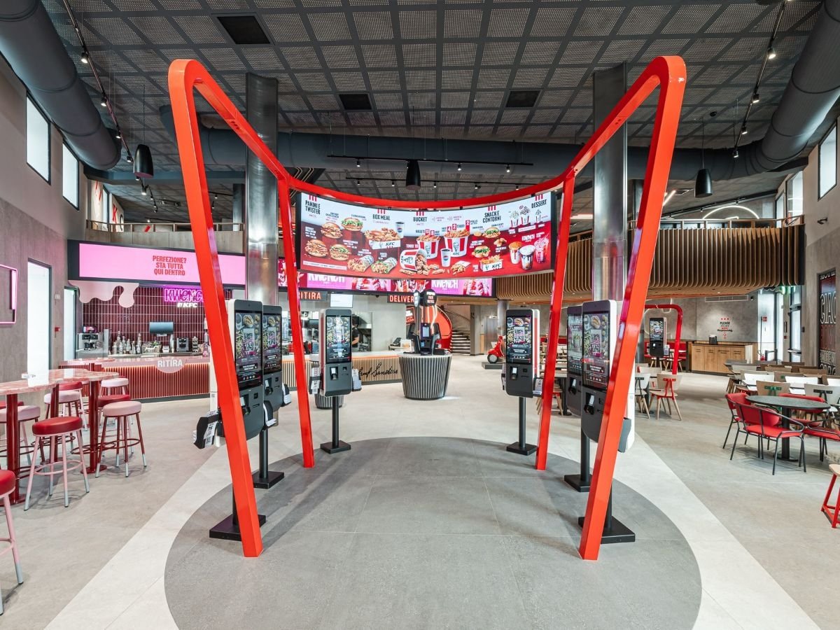 L'ingresso del nuovo flagship store di KFC a Roma (il primo in Europa) L'ingresso del nuovo flagship store di KFC a Roma (il primo in Europa)