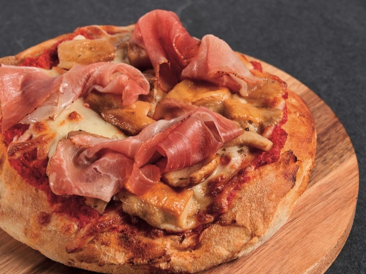 Una ricetta di pizza al padellino realizzata con Padorè di Menù Srl Una ricetta di pizza al padellino realizzata con Padorè di Menù Srl