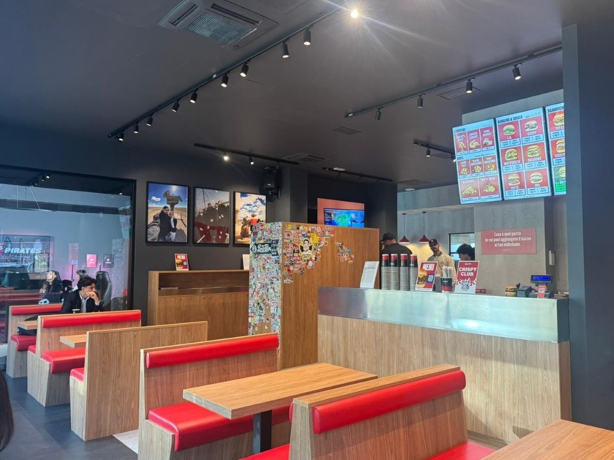 L'interno di Meat Crew in via Rastelli a Milano L'interno di Meat Crew in via Rastelli a Milano