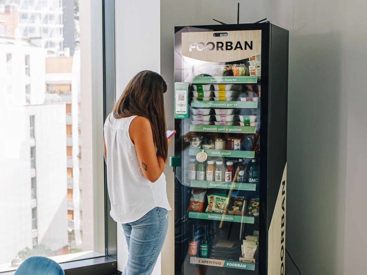 Uno smart fridge Foorban installato in un ufficio