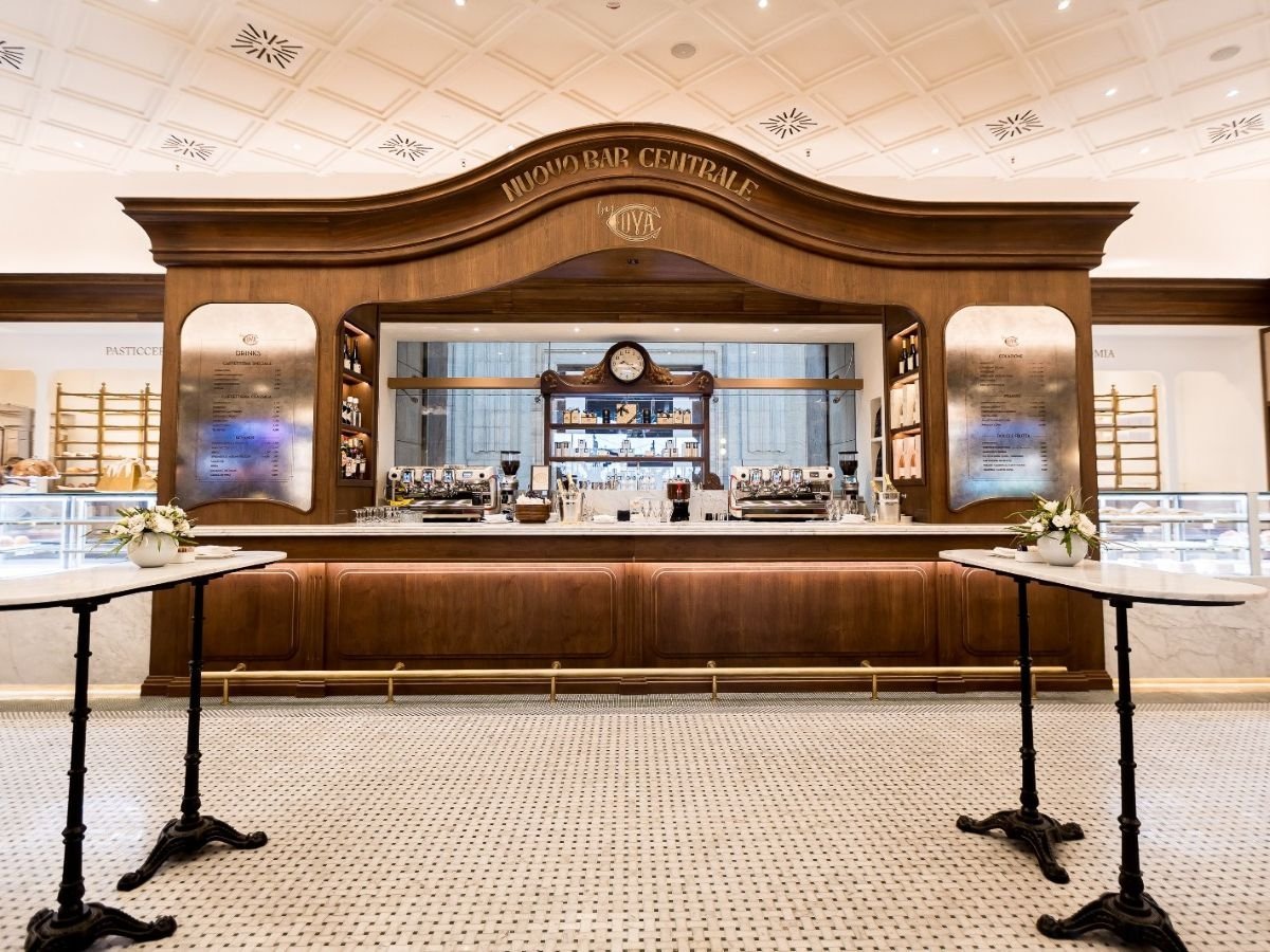 Il bancone del Nuovo Bar Centrale della Pasticceria Cova alla Stazione Centrale di Milano Il bancone del Nuovo Bar Centrale della Pasticceria Cova alla Stazione Centrale di Milano
