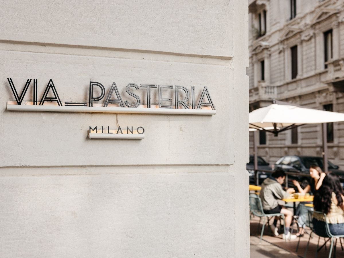 L'insegna di uno dei tre locali Via Pasteria a Milano