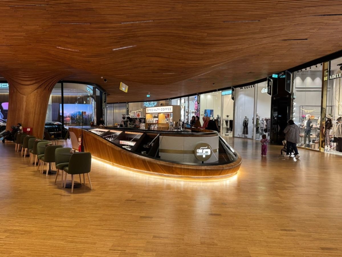 Il chiosco di Caffè Pascucci all'interno di CityLife a Milano