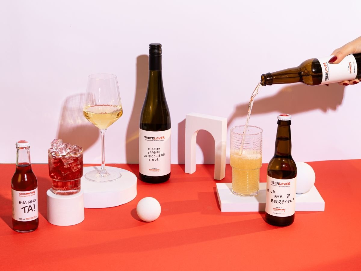 Il roster di bevande Sodamore: soda, birra e vino bianco fermo; tutti analcolici