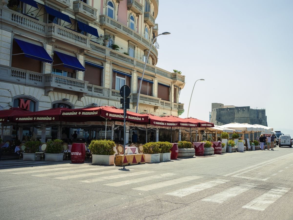 Il ristorante Mammina sul lungomare di Napoli