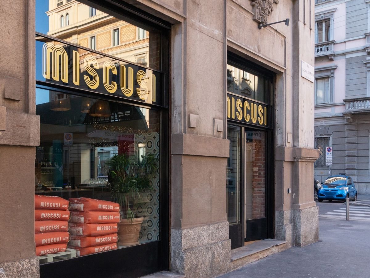 La vetrina di uno dei 23 locali Miscusi presenti in Italia