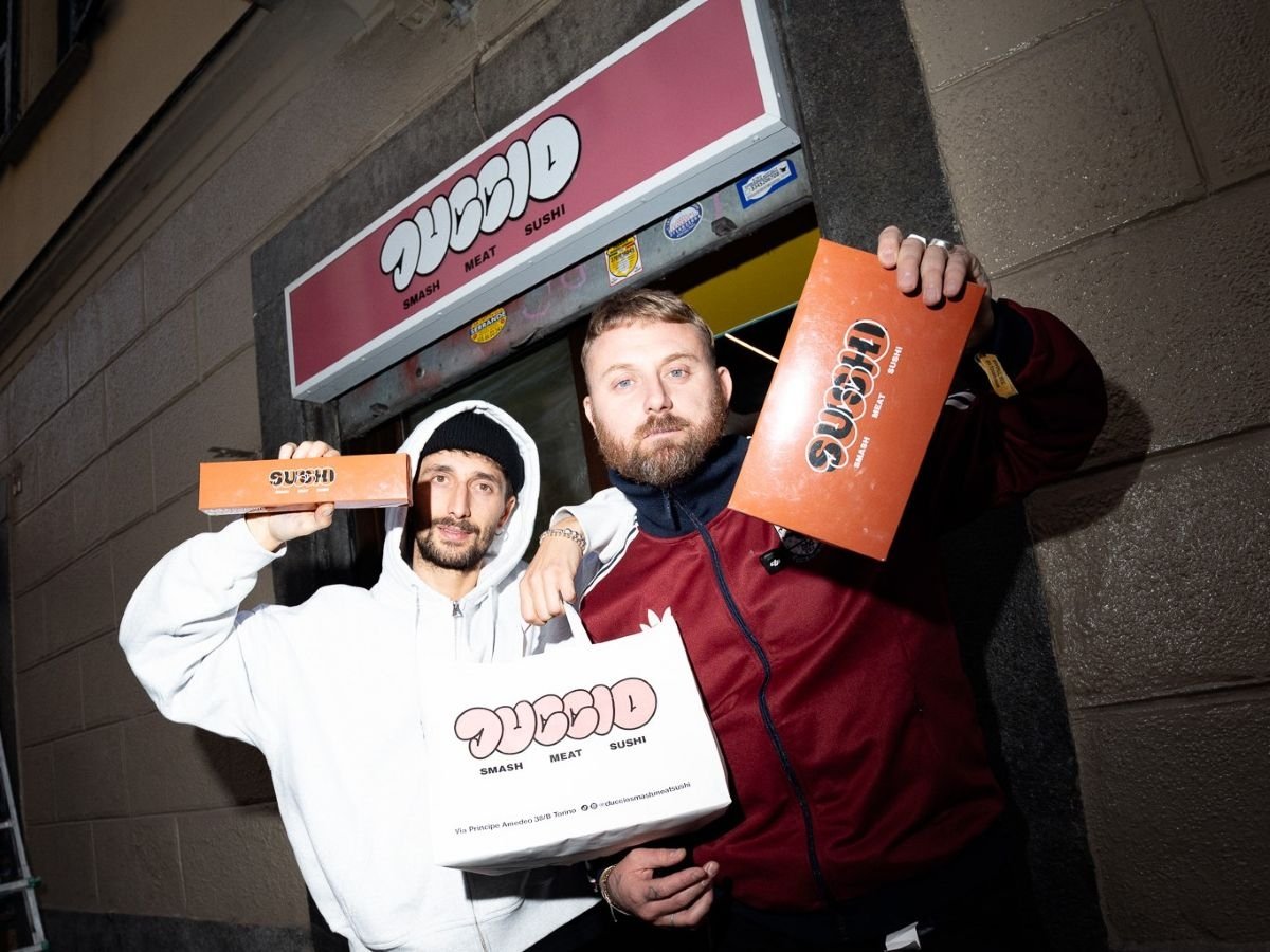 I due fondatori di Duccio Smash Meat Sushi di fronte al nuovo indirizzo torinese