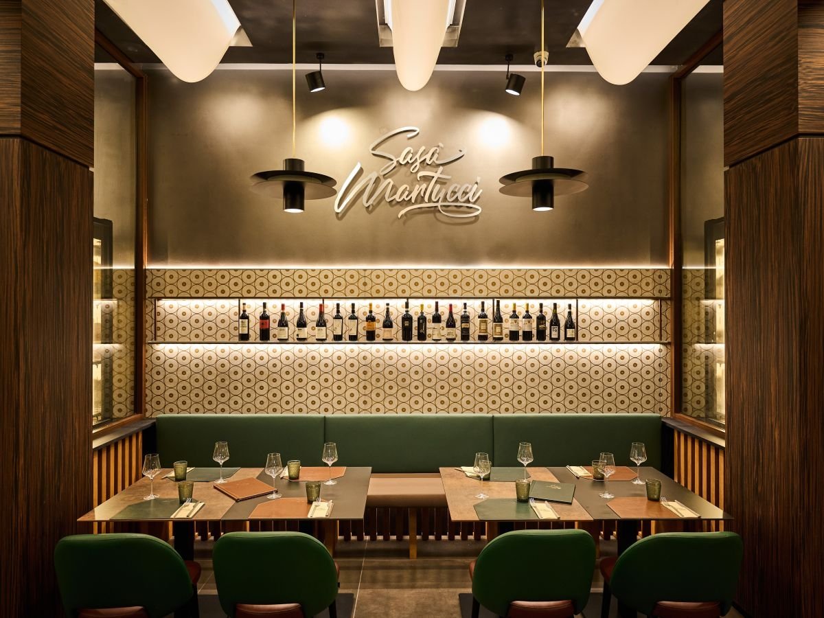 La sala di Sasà Martucci, il locale dell'omonimo pizzaiolo casertano a Milano