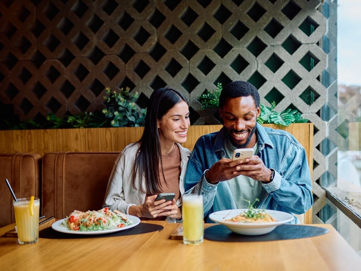 Per TheFork, 7 italiani su 10 utilizzano lo smartphone al ristorante