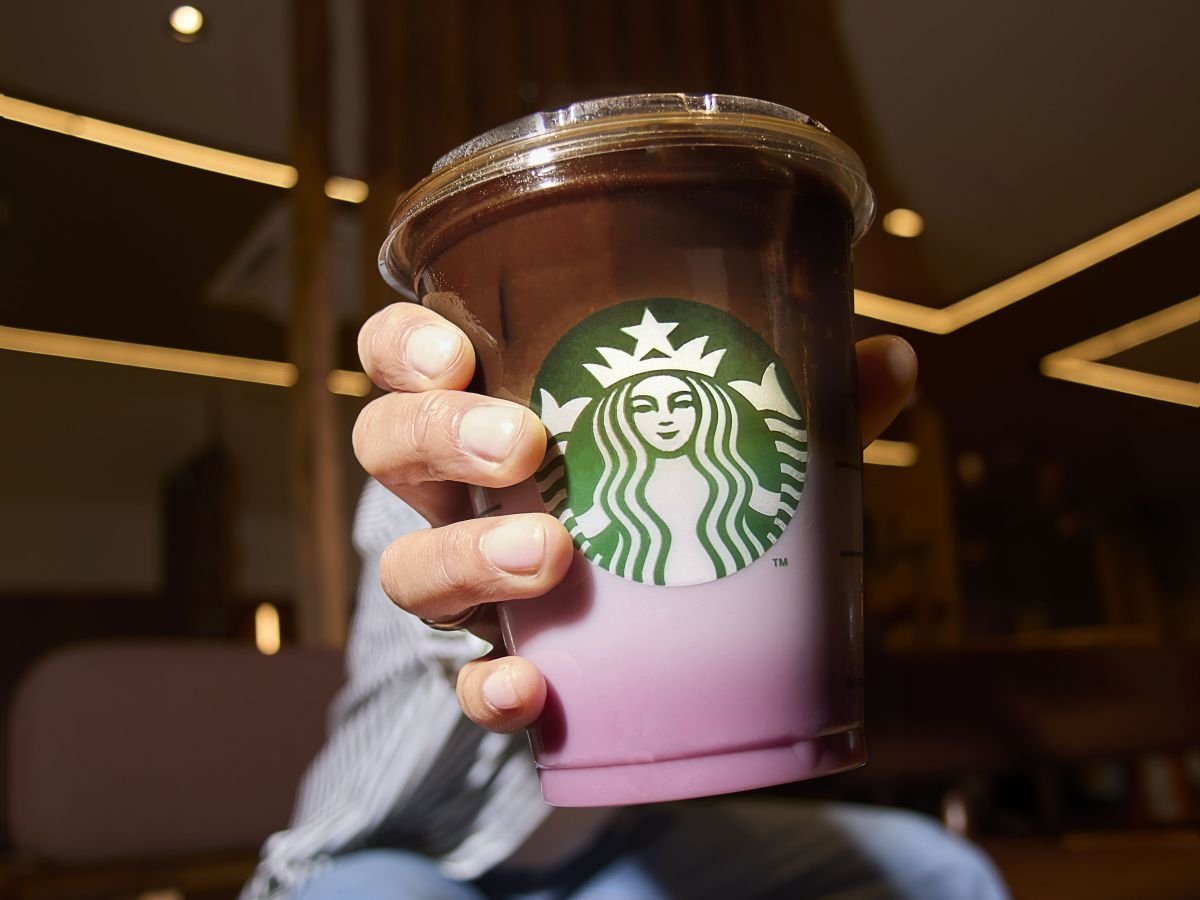 Une delle bevande al gusto Ube Vanilla nel menu primaverile di Starbucks