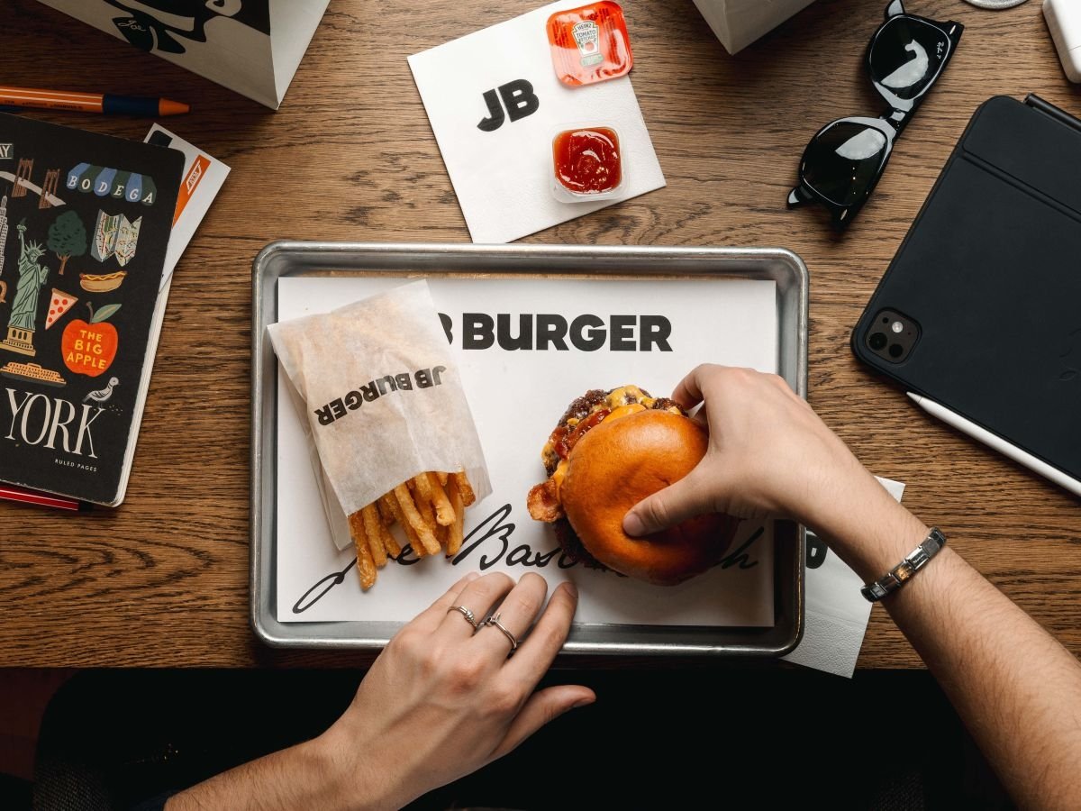 JB Burger è il nuovo brand nato dalla collaborazione tra Joe Bastianich e Bun Burgers