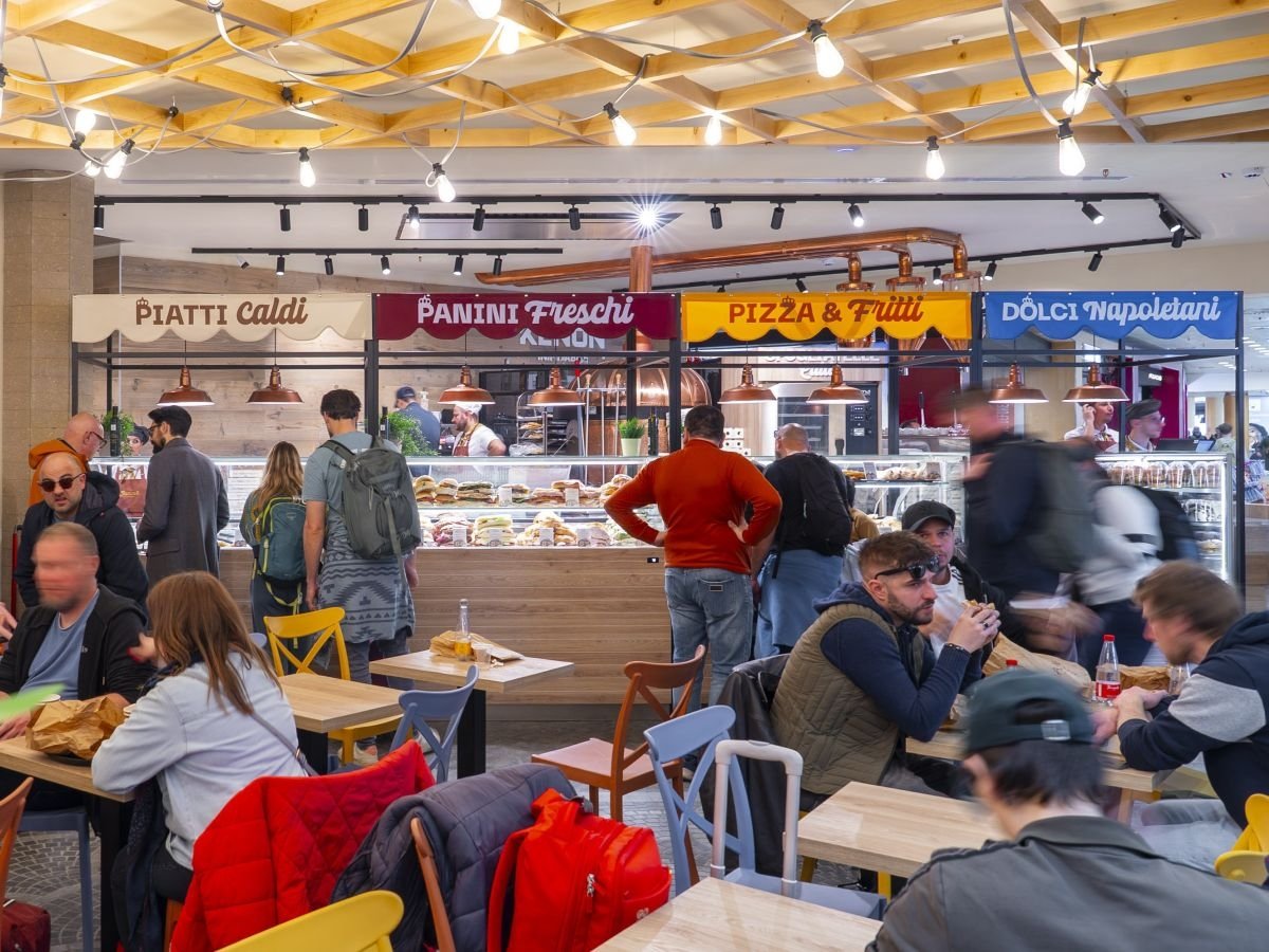 Il banco di servizio di Jamme, format di Fattorie Garofalo all'Aeroporto di Napoli