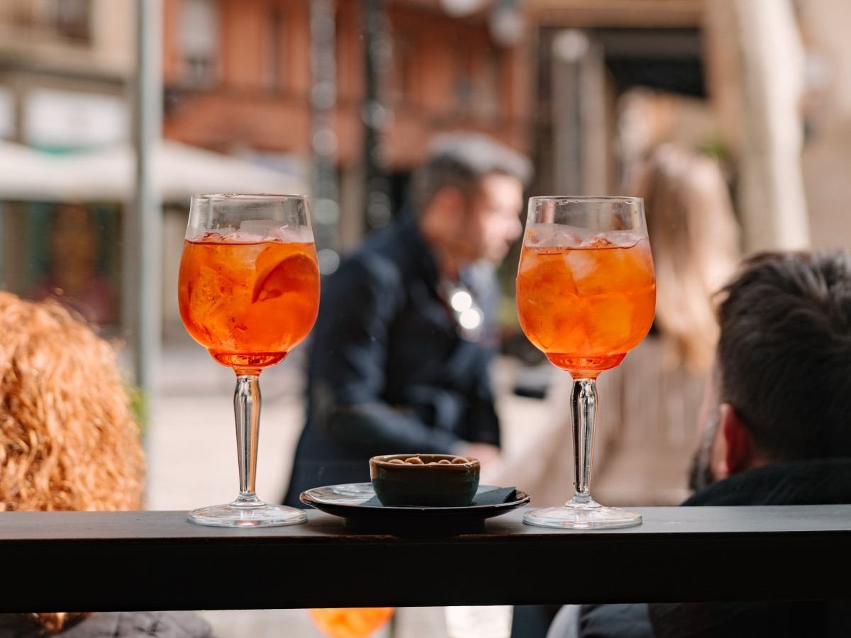 A trainare l'aperitivo è la Gen Z:  la Gen Z: 3 giovani su 5 escono ogni settimana per questa occasione