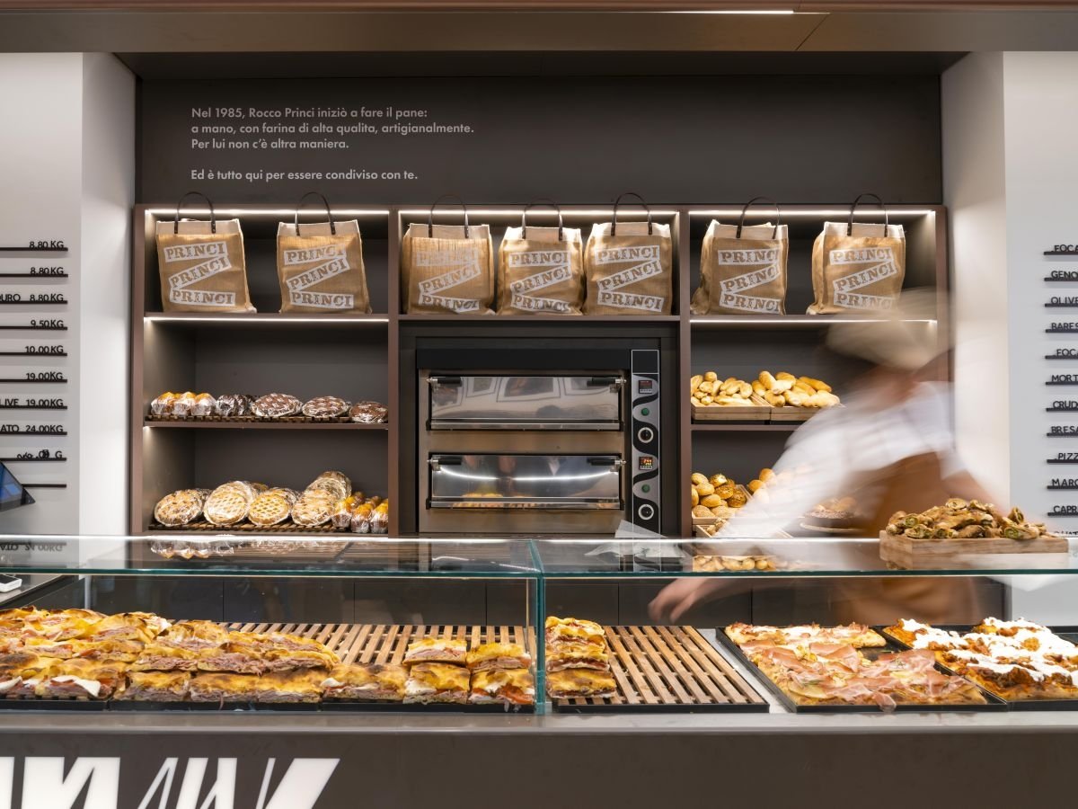 Il bancone della bakery Princi in Stazione Centrale a Milano
