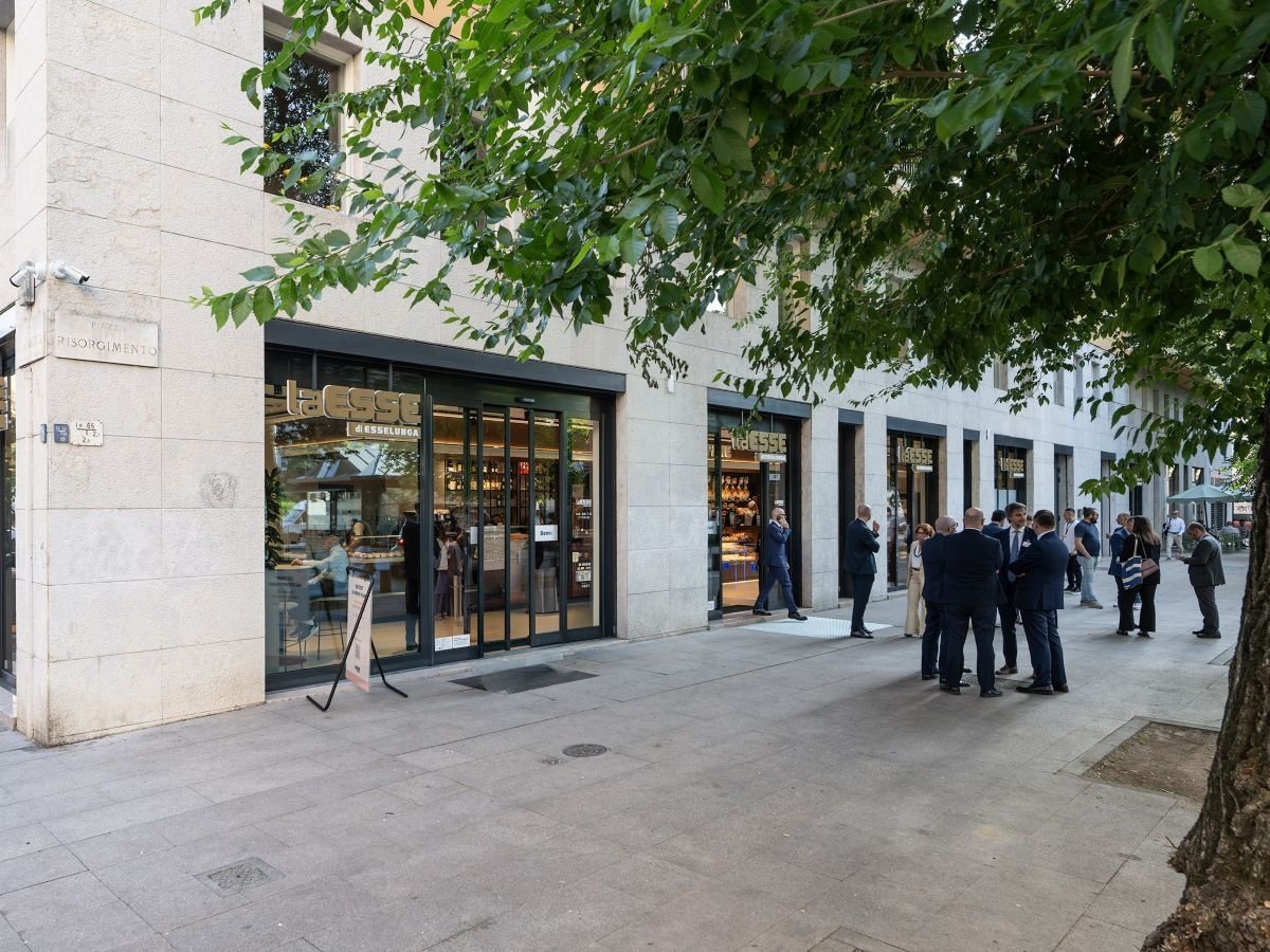La nuova LaEsse con bistrot in piazza Risorgimento a Milano