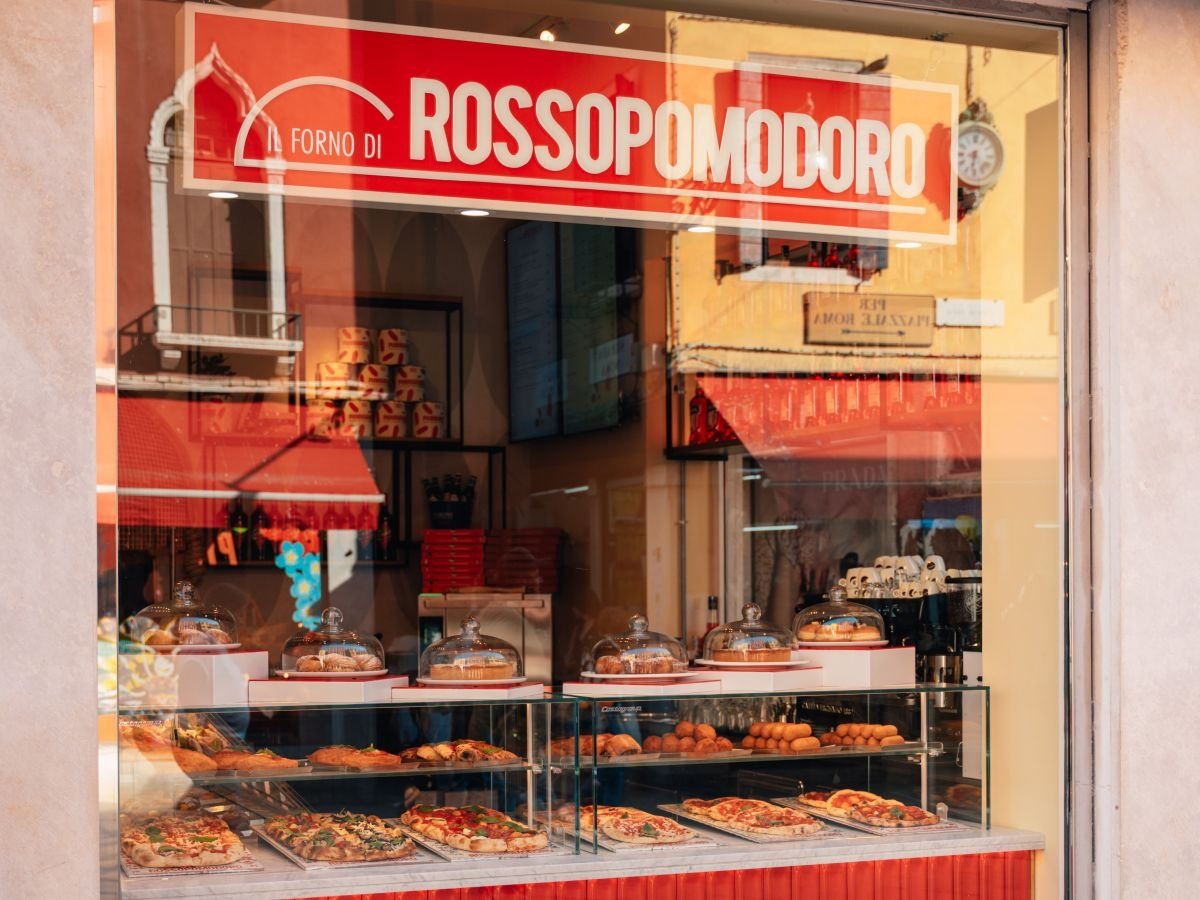 La vetrina del nuovo locale Il Forno di Rossopomodoro 