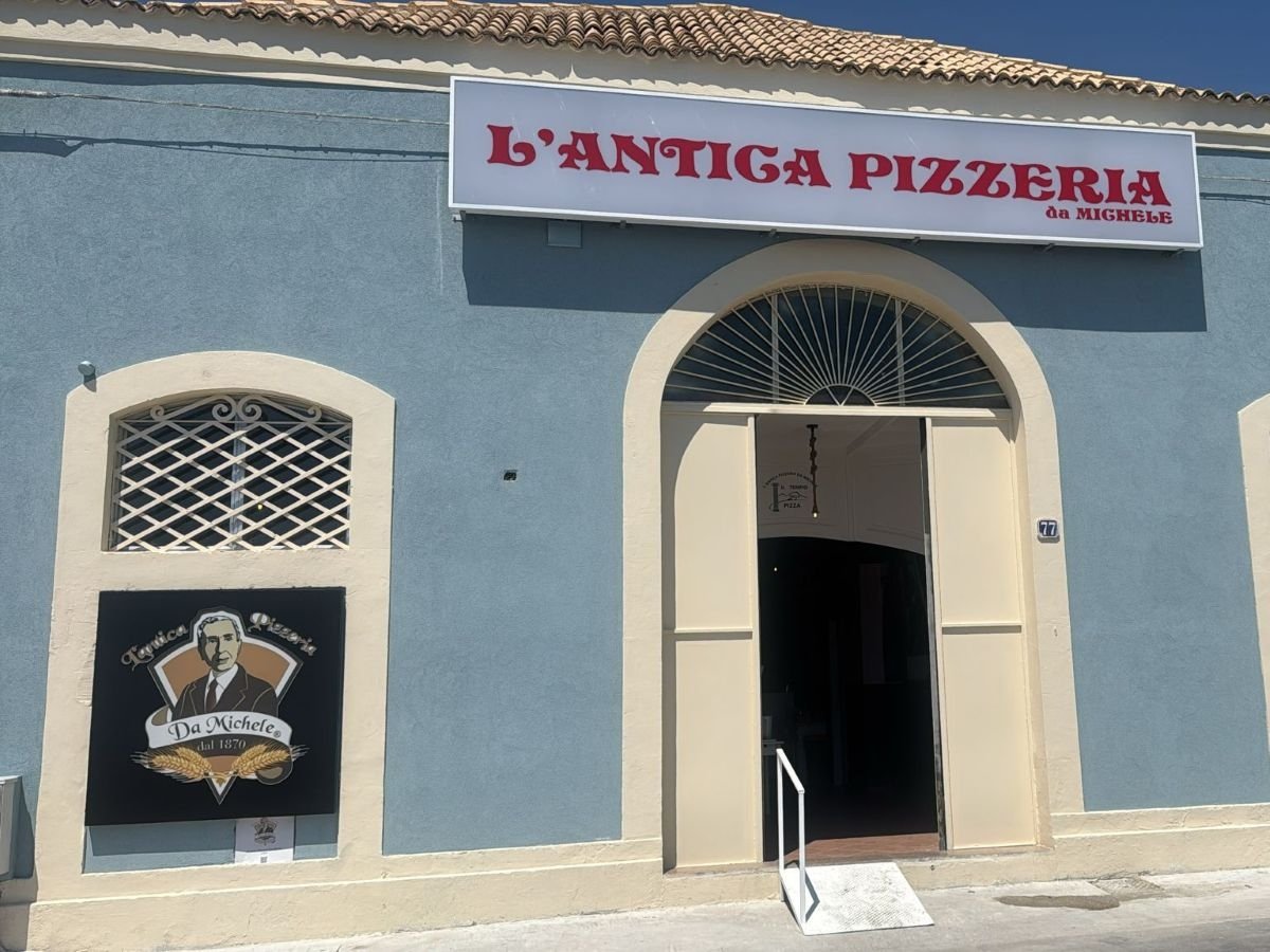 L'ingresso dell'Antica Pizzeria Da Michele a Marzamemi in Sicilia