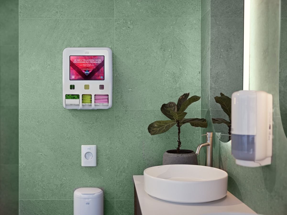 Il dispenser di assorbenti studiato da Essity per i pubblici esercizi