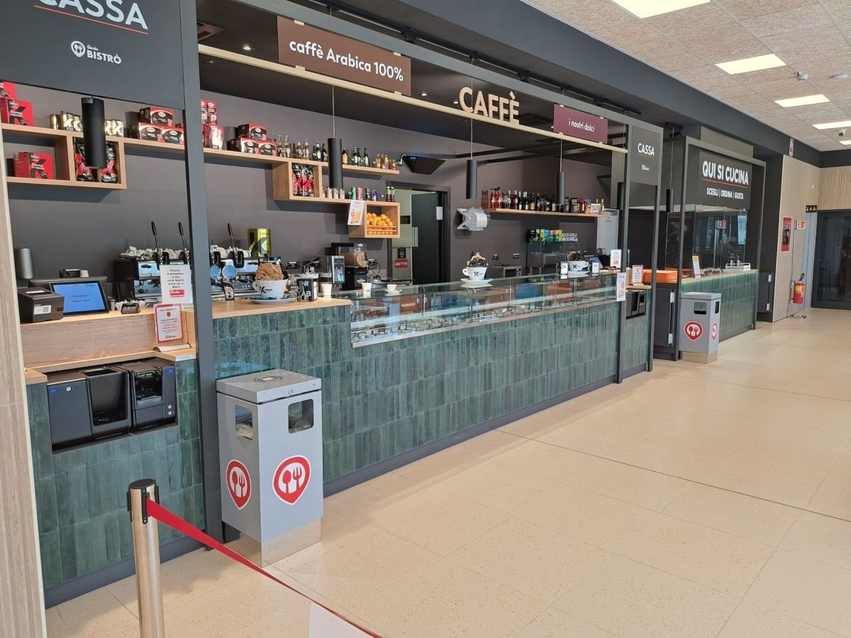 Il bancone con cucina a vista del Famila Bistrò di Bari aperto da Gruppo Megamark