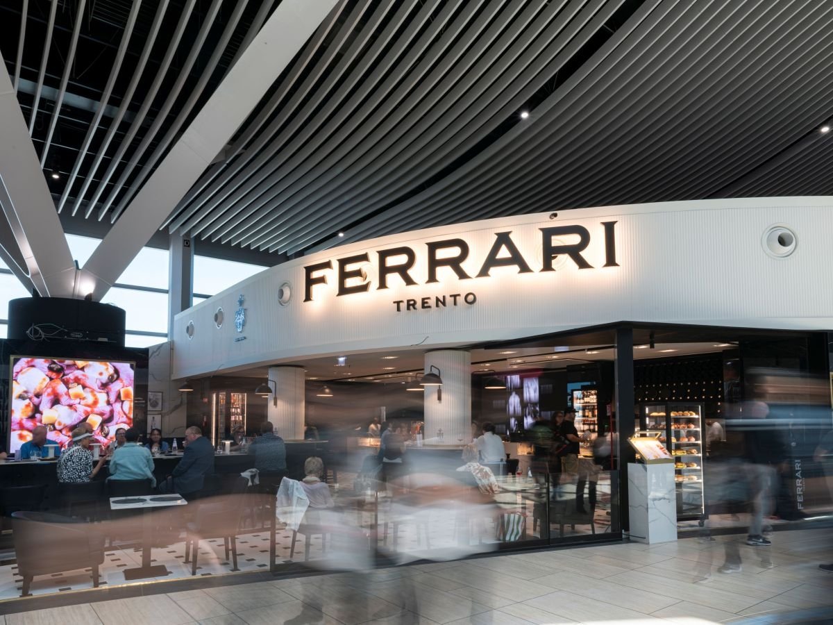 Il nuovo Ferrari Spazio Bollicine all'interno dell'Aeroporto Roma Fiumicino