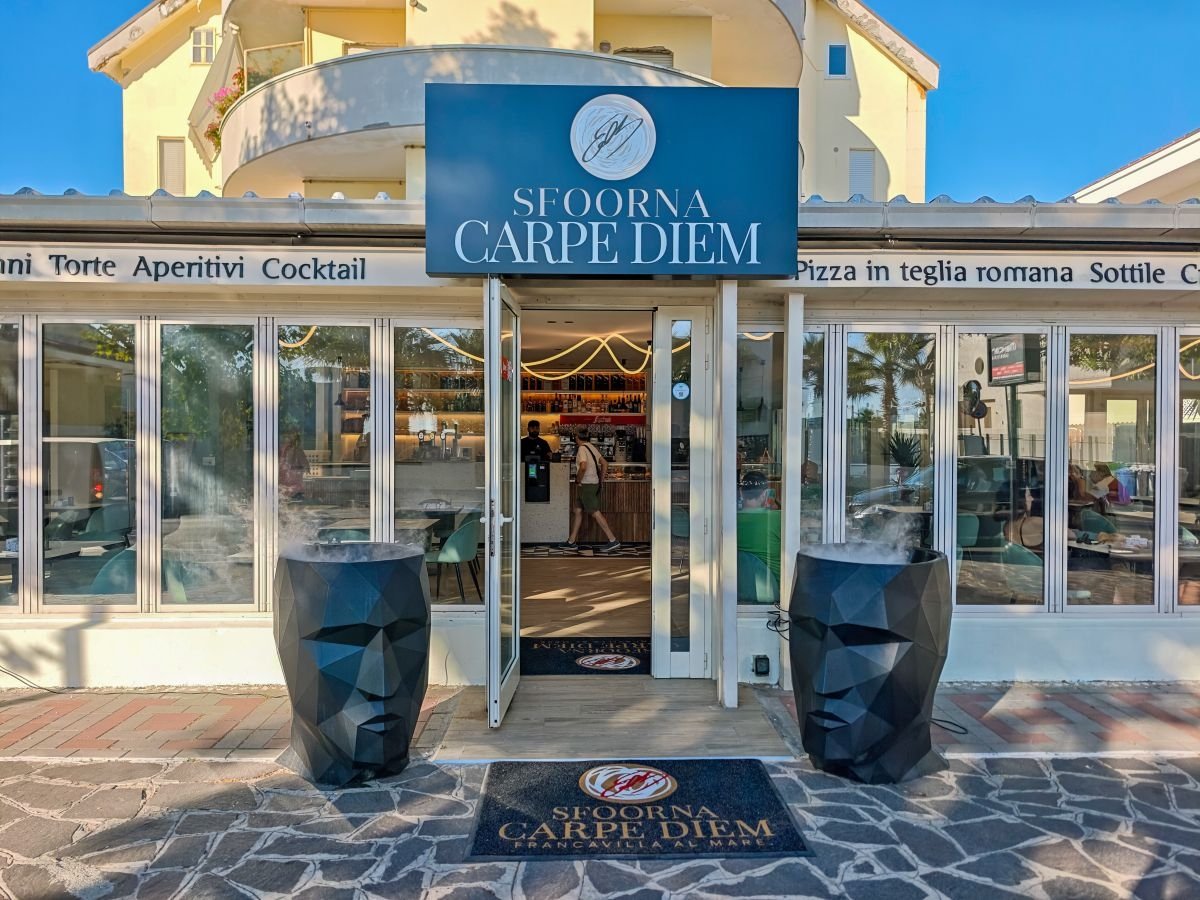 L'ingresso di Sfoorna Carpe Diem il flagship store dell'omonima catena artigianale di pizzerie