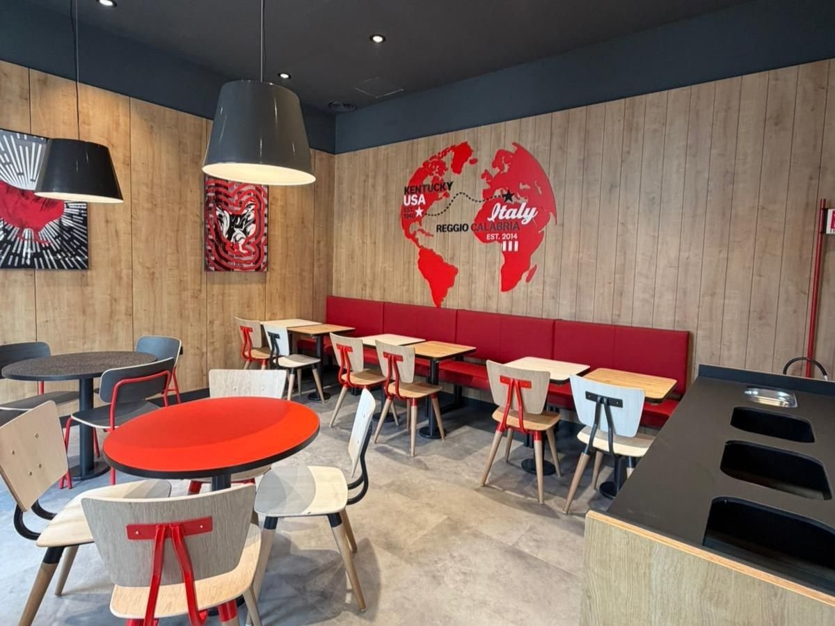 La sala del ristorante KFC Italia aperto a Reggio Calabria