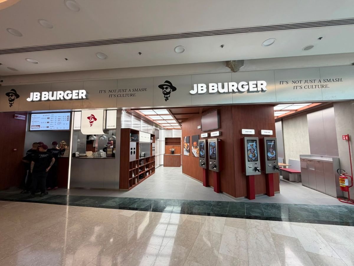 Il ristorante JB Burger aperto all'interno del Centro commerciale RomaEst