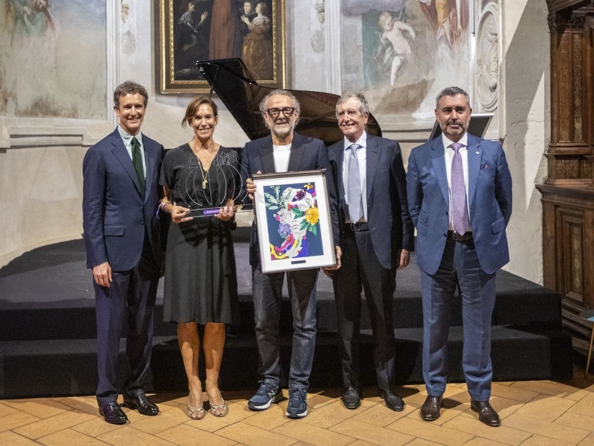Lara Gilmore e Massimo Bottura al centro della foto durante la premiazione dell'Avolta Legend Award