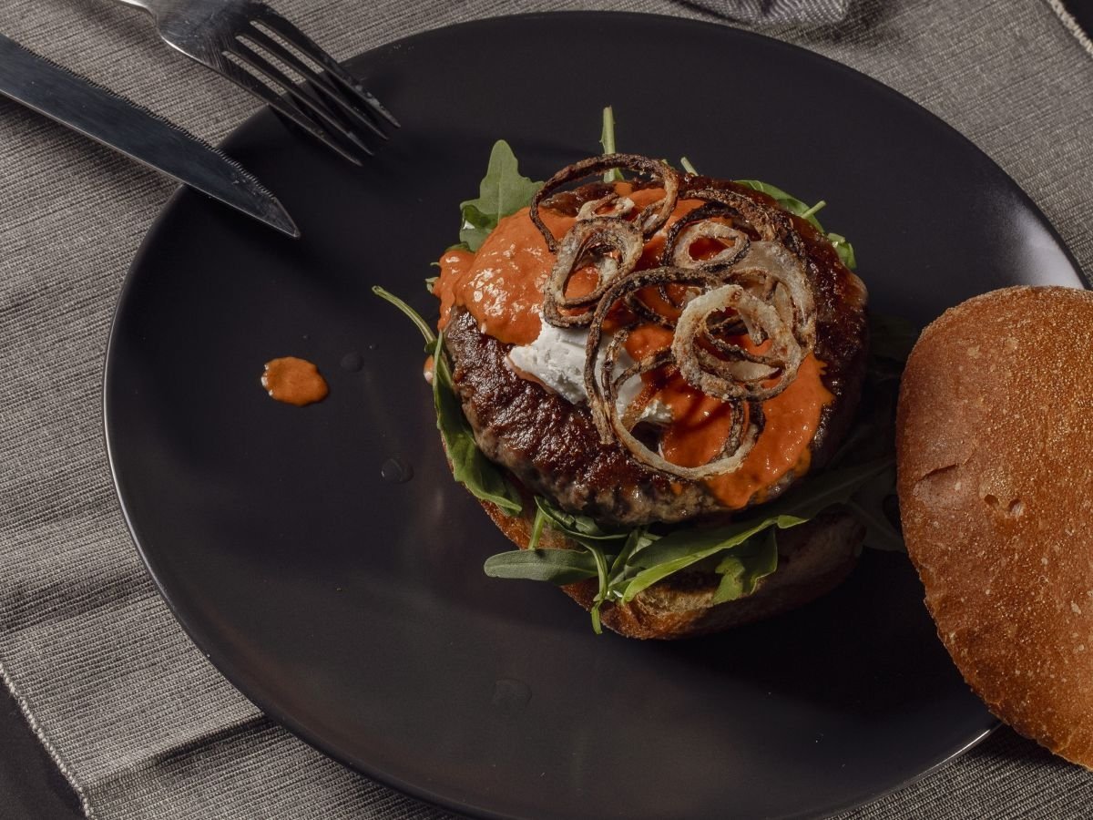 Un burger realizzato con la nuova proposta You&amp;Meat di Centro Carni Company