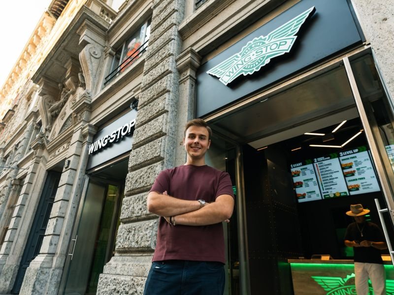 Ethan Bastianich davanti al primo flagship store Wingstop in Italia