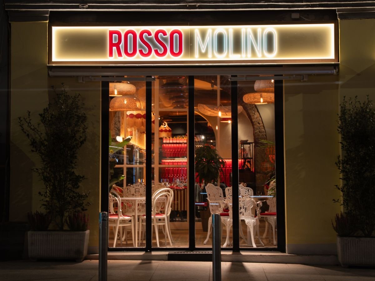 L'insegna di Rosso, il format premium di Rossopomodoro in via Molino delle Armi a Milano