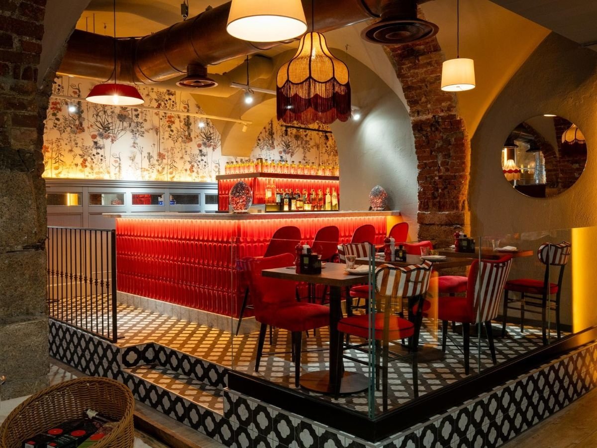 Una delle sale di Rosso, che unisce pizzeria, cucina e mixology