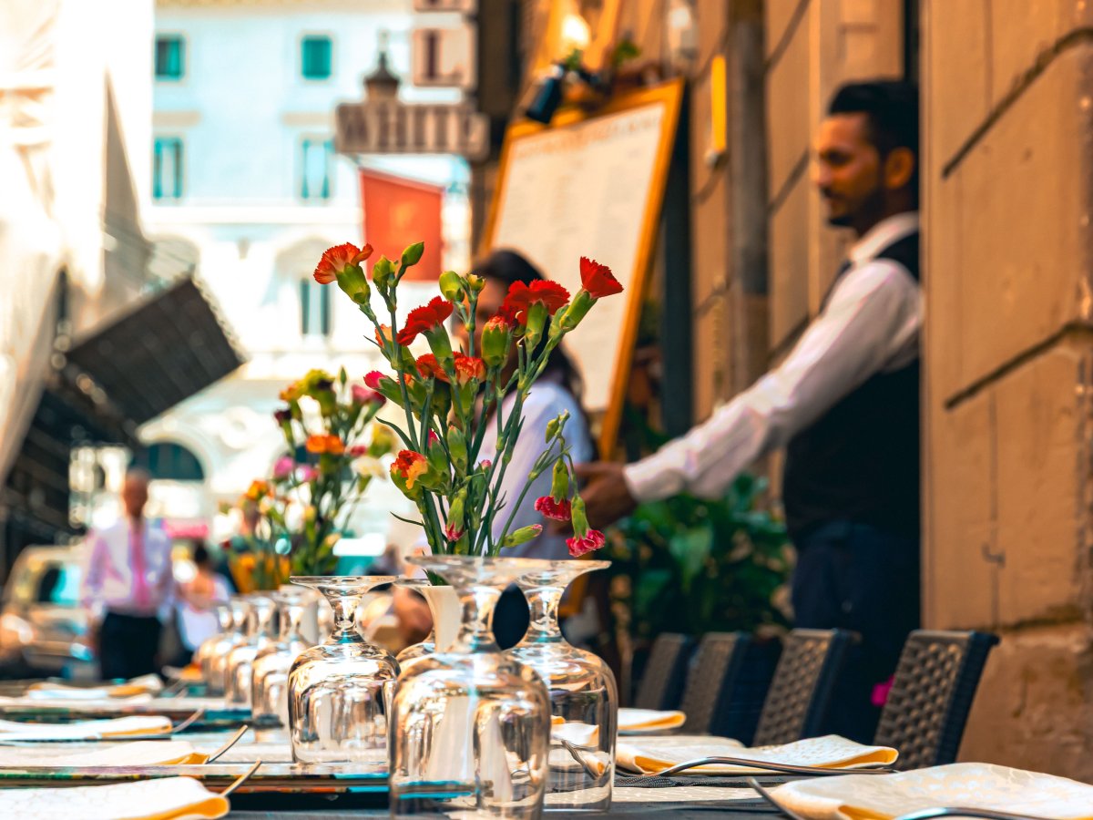 Organizzare i turni in un ristorante con più locali: dalla pianificazione alla gestione presenze dipendenti
