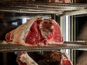 La carne al ristorante: conservazione, frollatura e cottura