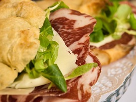 Il panino Piacenza 1714 con Coppa Piacentina Dop disponibile nei punti vendita Autogrill