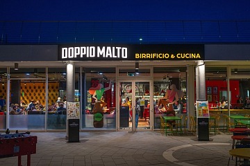 L'ingresso di Doppio Malto sulla food court della marina di Loano