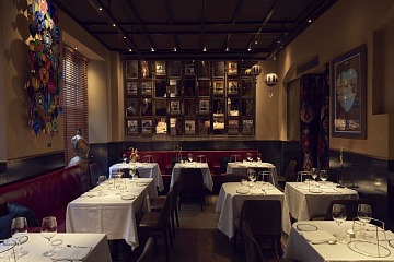 La sala del locale di Langosteria in via Savona a Milano